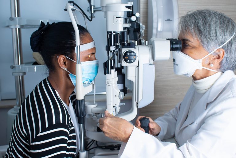 procurar um oftalmologista