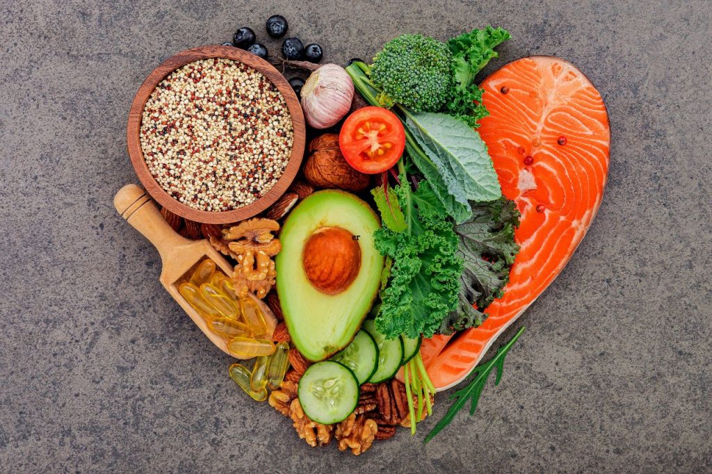 Neste artigo, vamos falar sobre alguns alimentos que você pode incluir em sua dieta para manter o seu coração em bom estado.