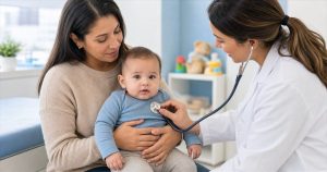 Pediatra auscultando bebê com bronquiolite por VSR no consultório em Campinas